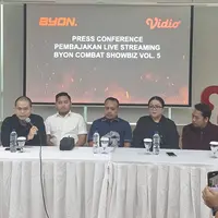 (Dari Kiri ke Kanan, Yoshua Marcellos Muliardo, Sogi Bagaskara, SH, MH-Kuasa Hukum Cellos, Pranata Ginting, SH, Kuasa Hukum BYON , Dhini W Prayogo, SVP of Licensing & Sports Vidio, Bambang Satrio - pemilik akun Tiktok Bambangmosaja)