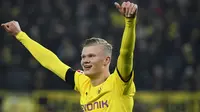 9. Erling Braut Haaland - Bisa dibilang sejauh ini kariernya sudah bisa melewati pencapaian sang ayah, Alf-Inge Haaland dengan menjadi striker haus gol. Masih berusia 19 tahun dirinya mampu menjadi mesin gol di Liga Austria dan kini dirinya pindah ke Dortmund. (AFP/Ina Fassbender)