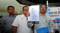 Menpora Imam Nahrawi (kanan) menunjukkan SK Pencabutan Keputusan Menpora No 01307 tahun 2015 tentang Sanksi PSSI di Gedung Kemenpora, Jakarta, Rabu (11/5/2016). Pencabutan ini tindak lanjut putusan MA dan amanat FIFA. (Liputan6.com/Helmi Fithriansyah)