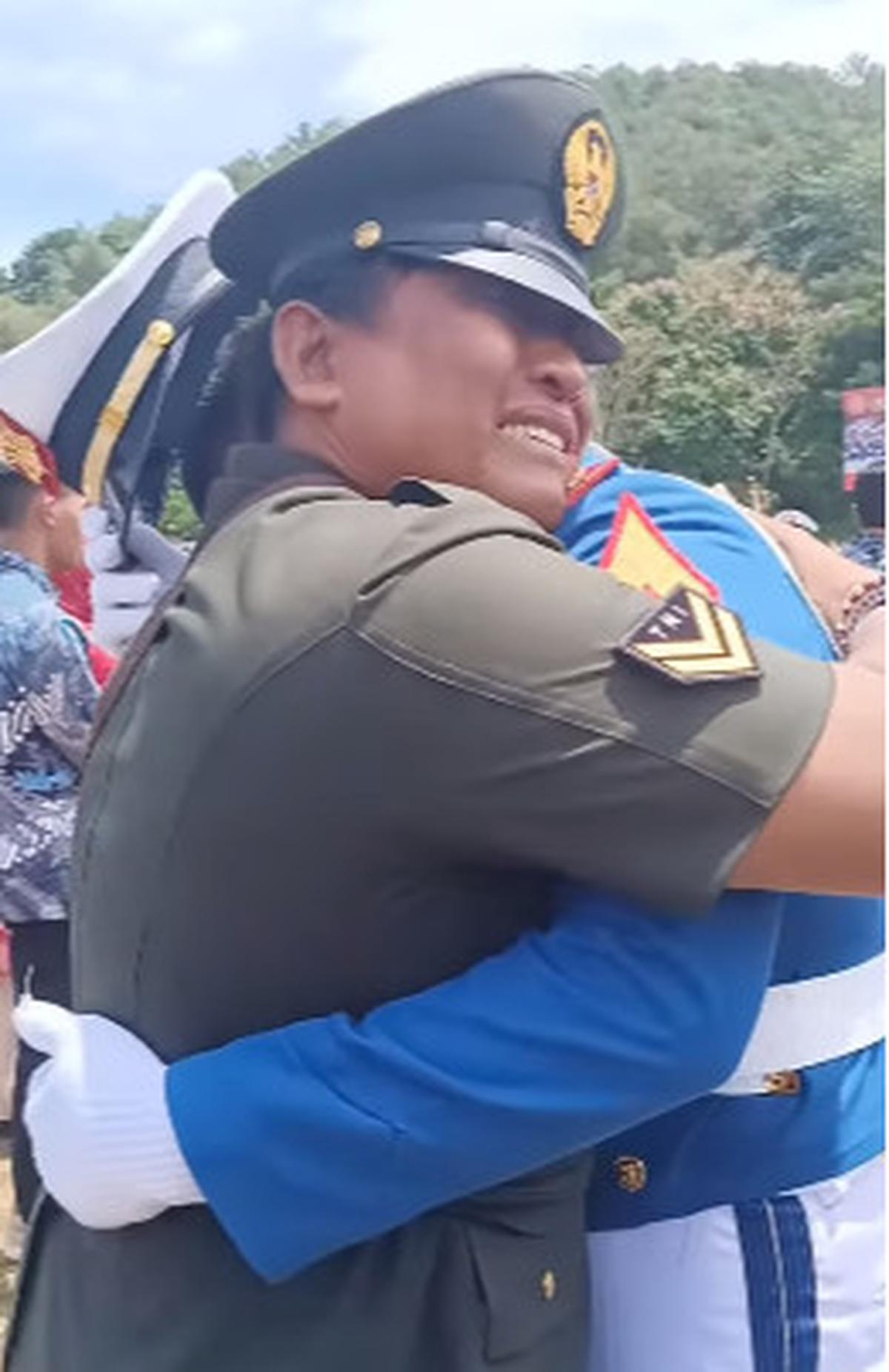 Momen Ayah Bintara TNI Terharu Anaknya Berhasil jadi Taruna AL