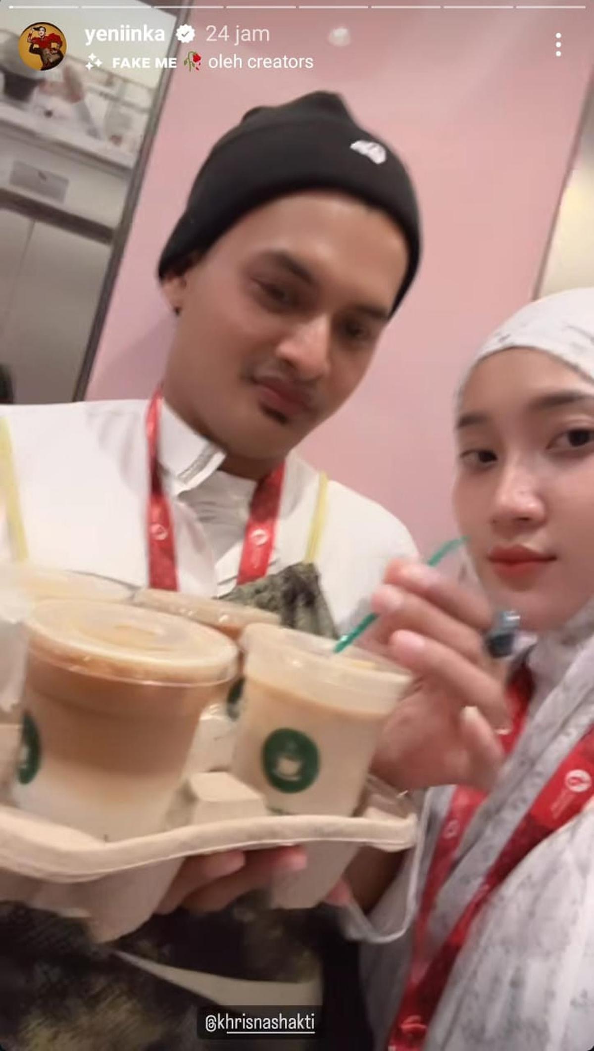 Potret Yeni Inka Berhijab saat Umrah, Kali Ini Bareng Suami dan Anak