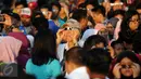 Warga menggunakan kacamata khusus untuk melihat proses gerhana matahari di sekitar Taman Ismail Marzuki, Jakarta, Rabu (9/3/2016). Di Jakarta, fenomena gerhana matahari 90% bisa diamati selama 2,11 menit. (Liputan6.com/Helmi Fithriansyah)   