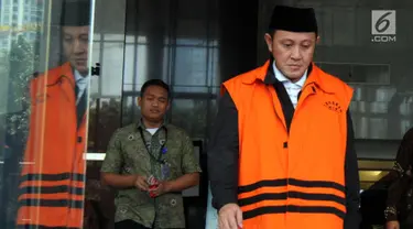 Tersangka Anggota DPRD Lampung Tengah Rusliyanto tertunduk usai menjalani pemeriksaan di KPK, Jakarta, Jumat (13/4). Rusliyanto diperiksa terkait suap persetujuan pinjaman daerah untuk APBD Kabupaten Lampung Tengah. (Merdeka.com/Dwi Narwoko)