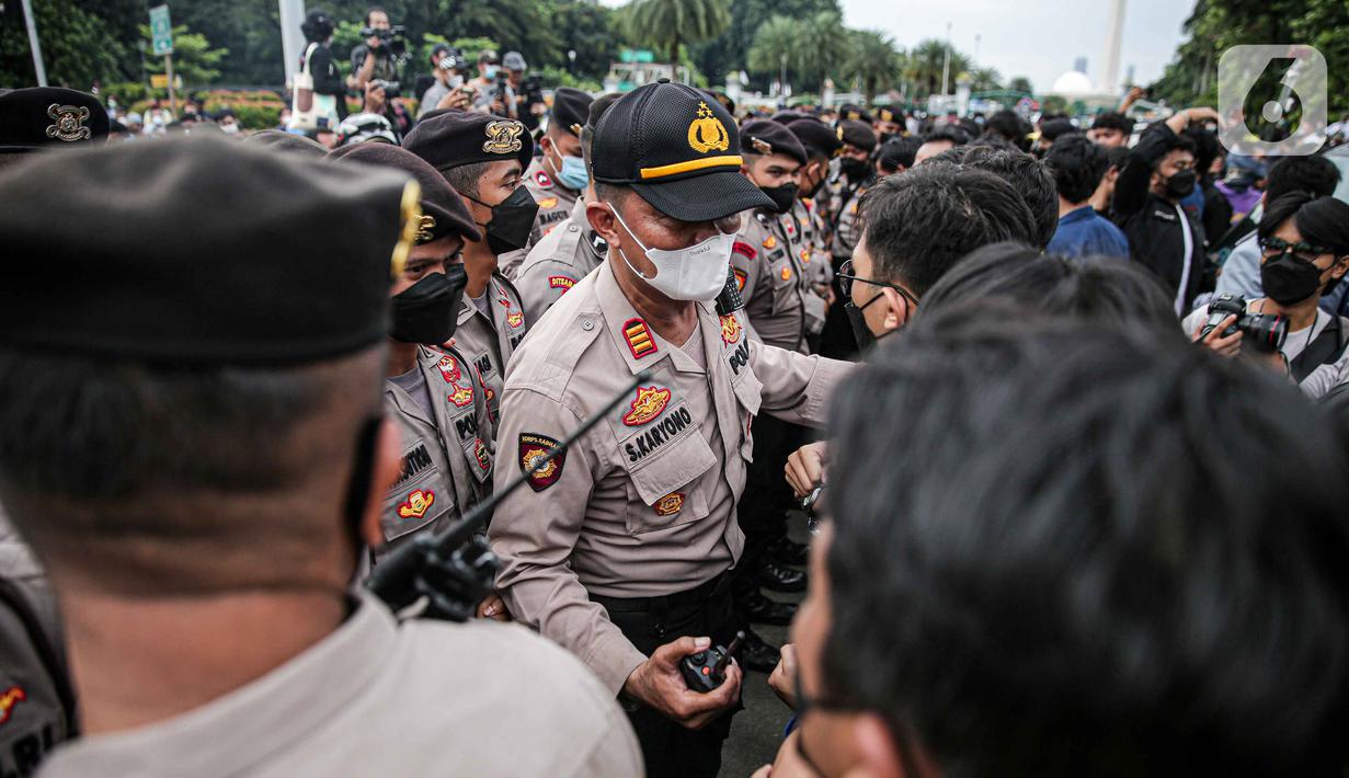 <p>Petugas kepolisian menghalau mahasiswa yang tergabung dalam Aliansi Mahasiswa Indonsia (AMI) menggelar aksi demonstrasi di Patung Kuda, Jakarta Kamis (21/4/2022). (Liputan6.com/Faizal Fanani)</p>