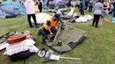 Para pengunjuk rasa mengepak tenda mereka di halaman parlemen pada hari ketiga demonstrasi menentang pembatasan Covid-19, yang terinspirasi oleh demonstrasi serupa di Kanada, di Wellington (10/2/2022). (AFP/Marty Melville)