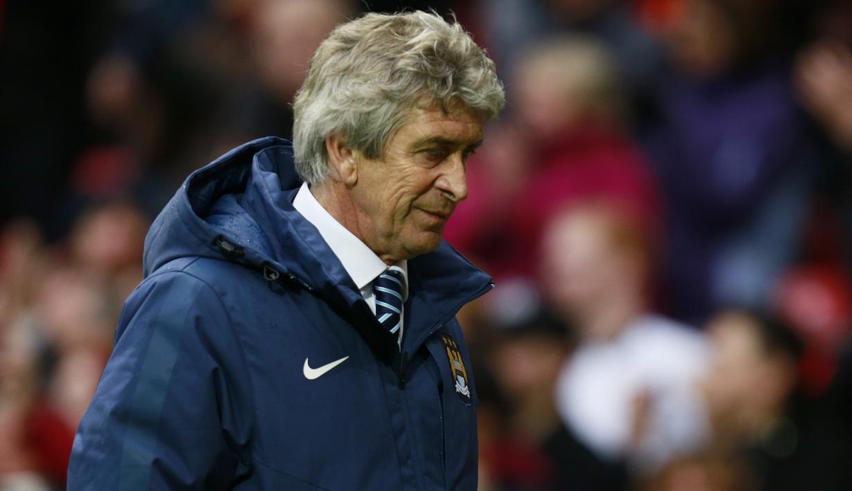 Manuel Pellegrini meninggalkan Old Trafford dengan wajah murung (Reuters / Jason Cairnduff)