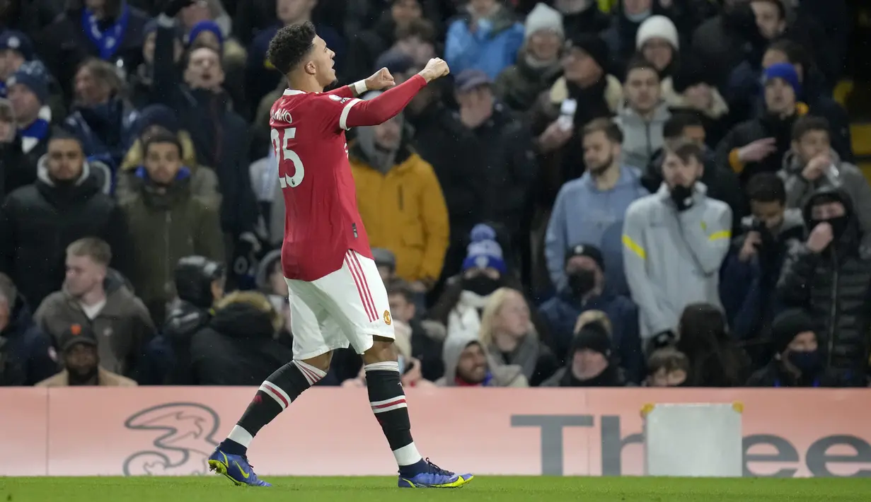 Penyerang Manchester United, Jadon Sancho berselebrasi usai mencetak gol ke gawang Chelsea pada pertandingan lanjutan Liga Inggris di di stadion Stamford Bridge, London, Senin (29/11/2021). Chelsea masih di peringkat pertama dengan 30 poin. (AP Photo/Kirsty Wigglesworth)