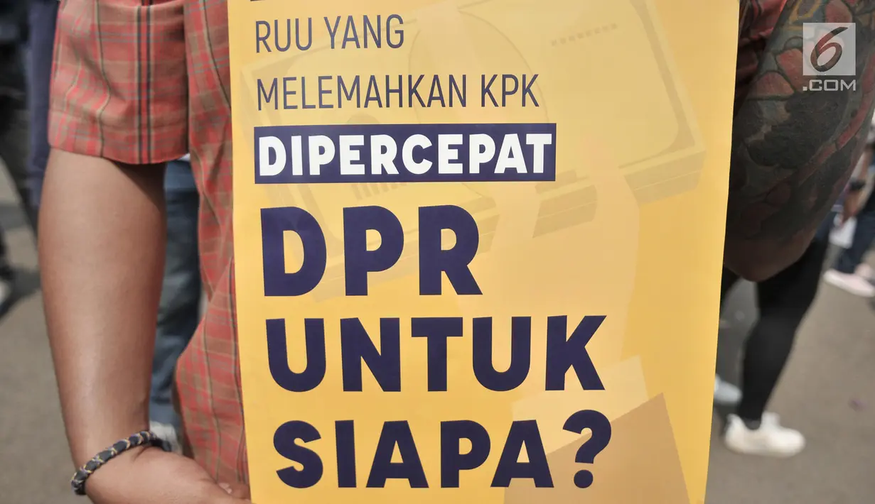 Massa yang tergabung dalam Koalisi Masyarakat Menyelamatkan KPK membentangkan poster saat menggelar aksi menolak UU KPK di depan Gedung DPR, Jakarta, Selasa (17/9/2019). Pengesahan UU KPK dinilai memperlemah pemberantasan korupsi. (merdeka.com/Iqbal S. Nugroho)