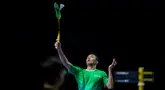 Jonatan Christie dari tim Blitzers mengembalikan kok ke arah Kodai Naraoka dari tim Rockets dalam laga Badminton XL 2025 di Istora Senayan, Jakarta, Jumat (03/10/2025). (Bola.com/Bagaskara Lazuardi)