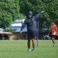 Joko Susilo (tengah) saat memimpin latihan di Arema (Liputan6.com/Rana Adwa)