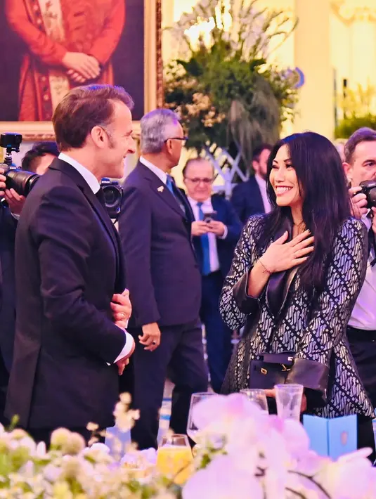 Anggun C Sasmi turut hadiri lawatan Presiden Prancis Emmanuel Macron di Istana Negara. [@anggun_cipta]