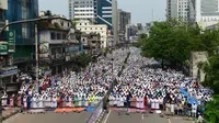 Massa dari kelompok Islam membanjiri jalan di Dhaka, Banglades, Jumat (21/4). Massa menuntut pemerintah untuk menghancurkan sebuah patung di depan Mahkamah Agung karena dianggap sebagai berhala. (AFP PHOTO / STR)