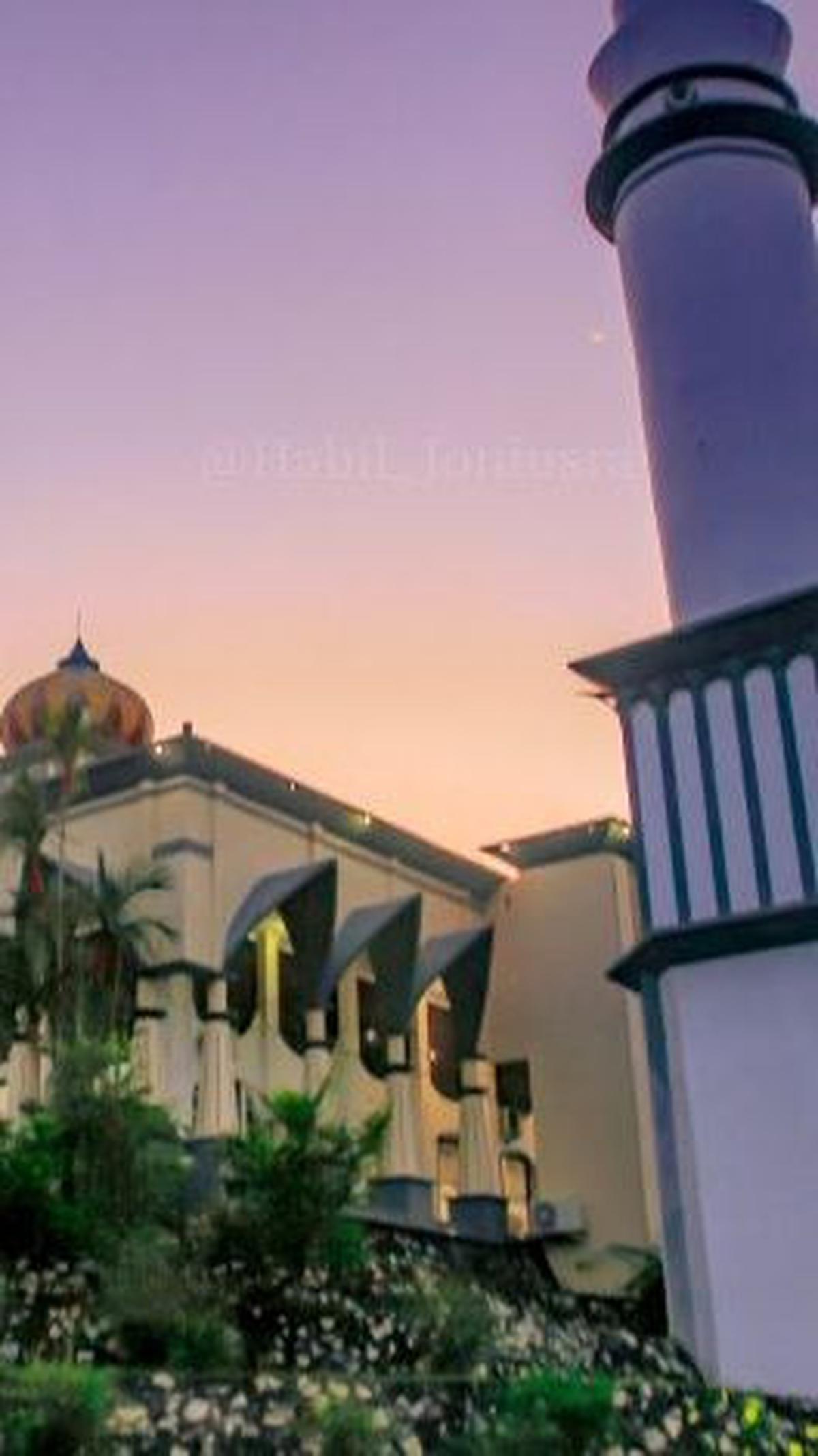 <b>2. Masjid Agung Sungailiat</b>