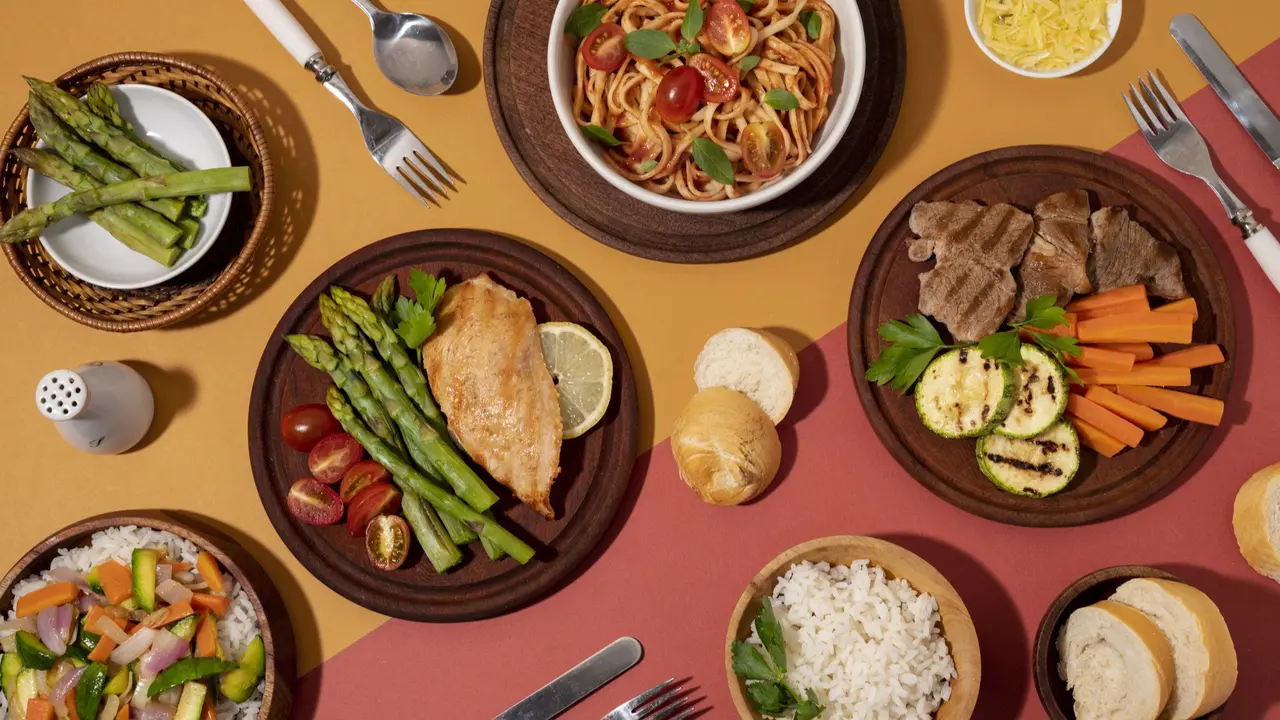 Variasi Menu Makan Siang Gratis, Ini Alasan Menu Makan Siang Gratis yang Variatif dapat Menggugah Semangat! (Foto: Freepik/freepik)