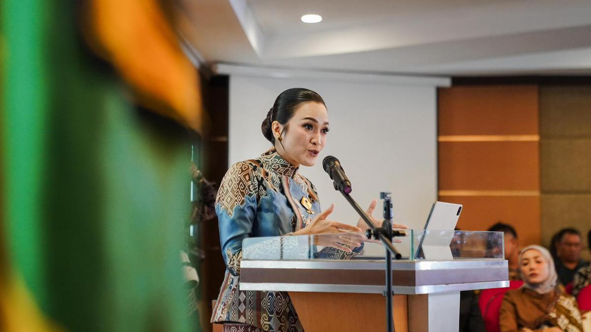 Desainer dan Penulis Laely Indah Lestari Jadi Sorotan, Dikukuhkan Sebagai Doktor dengan IPK Sempurna