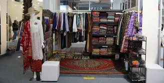Berawal dari tahun 1982 dari tim produksi dan pengrajin dari kain songket, dengan belajar dan menempuh pendidikan membuat ia menjadi desainer. Kain mentah yang dijadikan sebuah busana dengan tampilan modern dan elegan khas sentuhan wastra Indonesia. Target pasar yang diincar merupakan dari kalangan menengah ke atas, perjalanan 40 tahun berkarya hingga memperkenalkan koleksi-koleksinya di panggung Internasional. (Foto: Parade Wastra.doc)