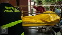 Petugas membawa jasad pelaku pengeboman di Taman Pandawa-Bandung ke ruang visum RS Polri Kramat Jati, Jakarta Timur, Senin (27/2). Jenazah YC yang tewas tertembak akan dilakukan autopsi lebih lanjut. (Liputan6.com/Gempur M Surya)