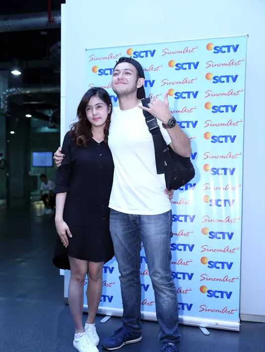 "Aman sih semuanya (Risty dan Biby), baik-baik aja gitu. Gua juga sengaja ambil rumah deket (rumah Risty Tagor) supaya ambil anak gampang, oper-operannya juga enak," ujar Rifky Balweel. (Nurwahyunan/Bintang.com)