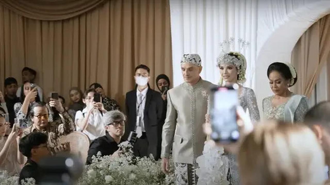 Potret Detail Dekorasi Akad Nikah Al Ghazali dan Alyssa Daguise, Elegan dengan Nuansa Gold dan Putih