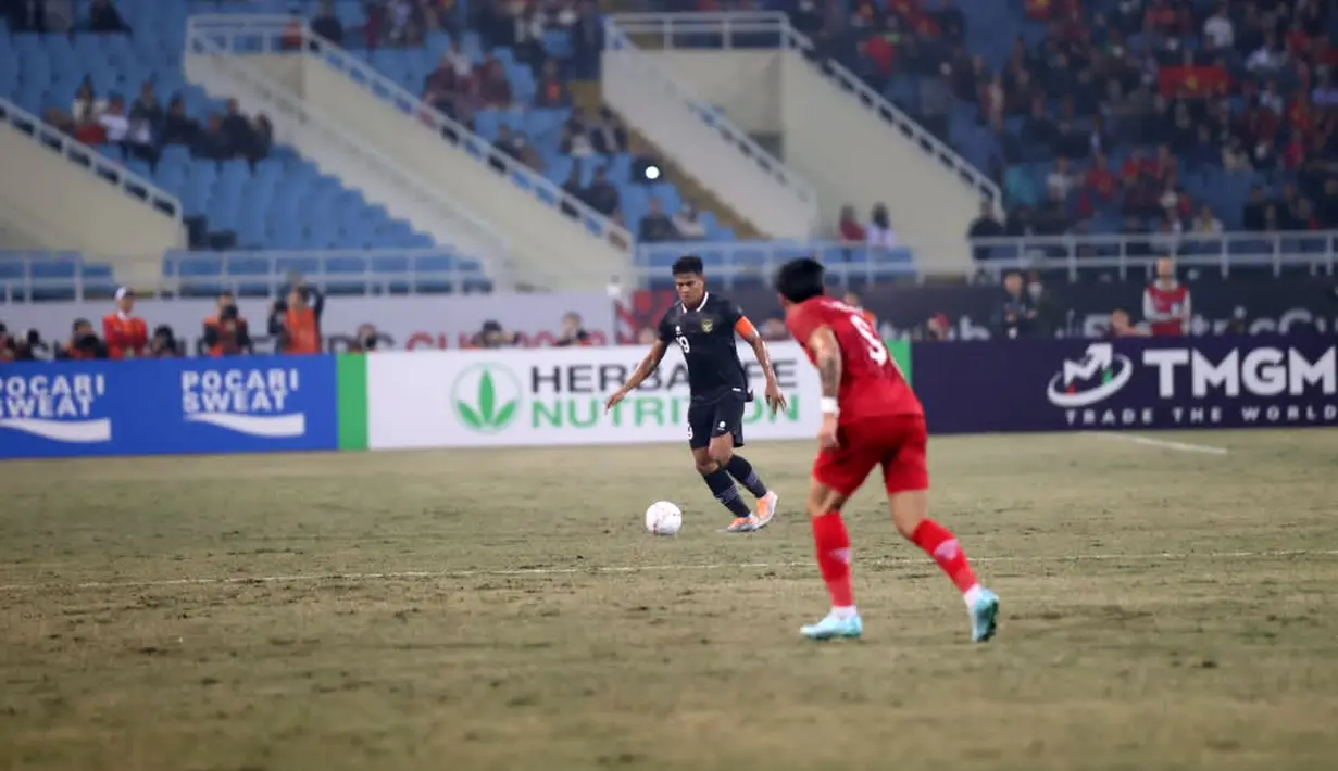 Pemain Timnas Indonesia Fachruddin Wahyudi Aryanto menggiring bola saat melawan Timnas Vietnam pada pertandingan leg kedua babak semifinal Piala AFF 2022 di My Dinh Stadium, Vietnam, Senin (9/1/2023). Indonesia kalah 0-2 dari Vietnam. (Dok. PSSI)