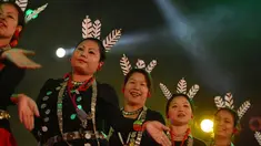 Peserta menampilkan tarian di hari terakhir Festival Tawang di perbatasan Indo-China, utara timur negara bagian Arunachal Pradesh, India (23/10). Berlangsung tiga hari, festival ini mempromosikan budaya dan tradisi setempat. (AFP/ Tauseef Mustafa)