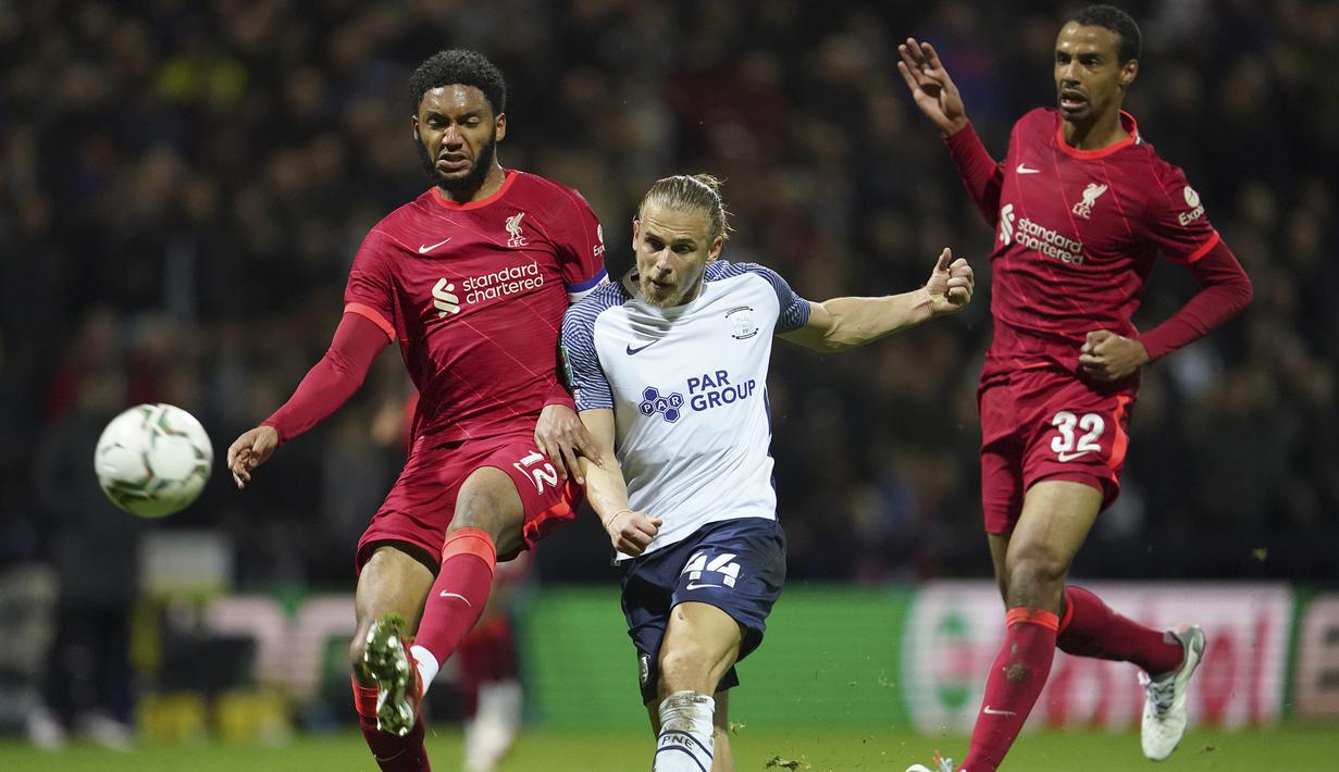 Tuan rumah Preston North End mendapat peluang pertama di menit ke-24. Tembakan Brad Potts dari jarak dekat usai melewati Joe Gomez masih dapat dimentahkan kiper Liverpool, Adrian. (AP/Jon Super)