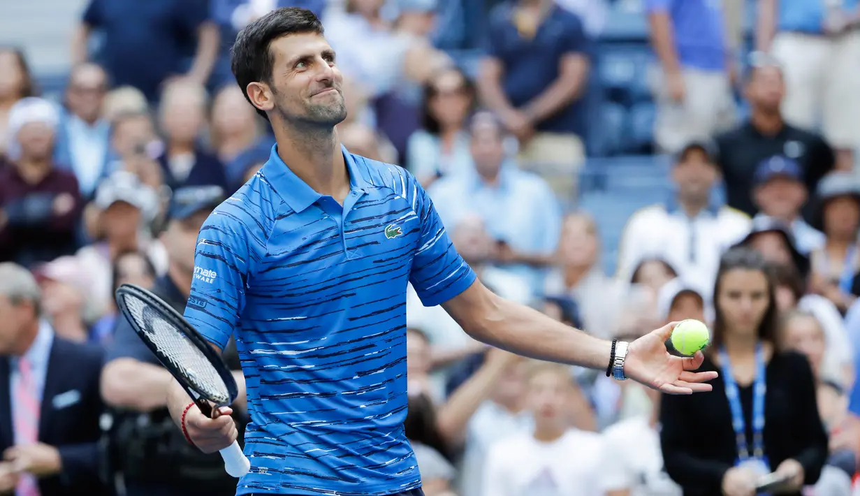 Petenis Serbia, Novak Djokovic  melakukan selebrasi seusai mengalahkan Roberto Carballes Baena dari Spanyol pada  babak pertama AS Terbuka 2019 di Billie Jean King National Tennis Center, New York, Senin (26/8/2019). Peringkat satu dunia itu menang 6-4, 6-1, dan 6-4. (AP/Frank Franklin II)