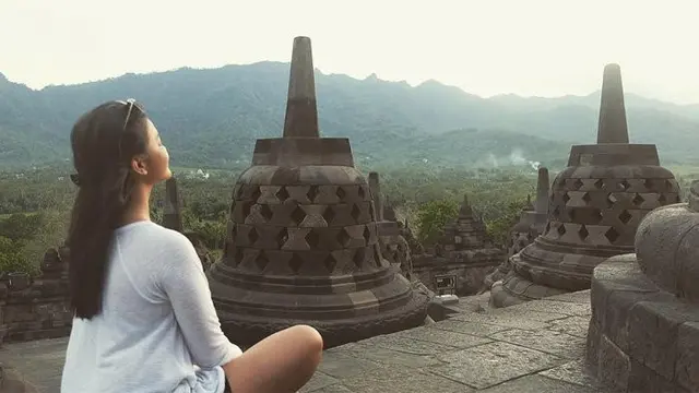 Potret Beda Gaya 6 Penyanyi Cewek Liburan di Candi Borobudur, Tampak Kece