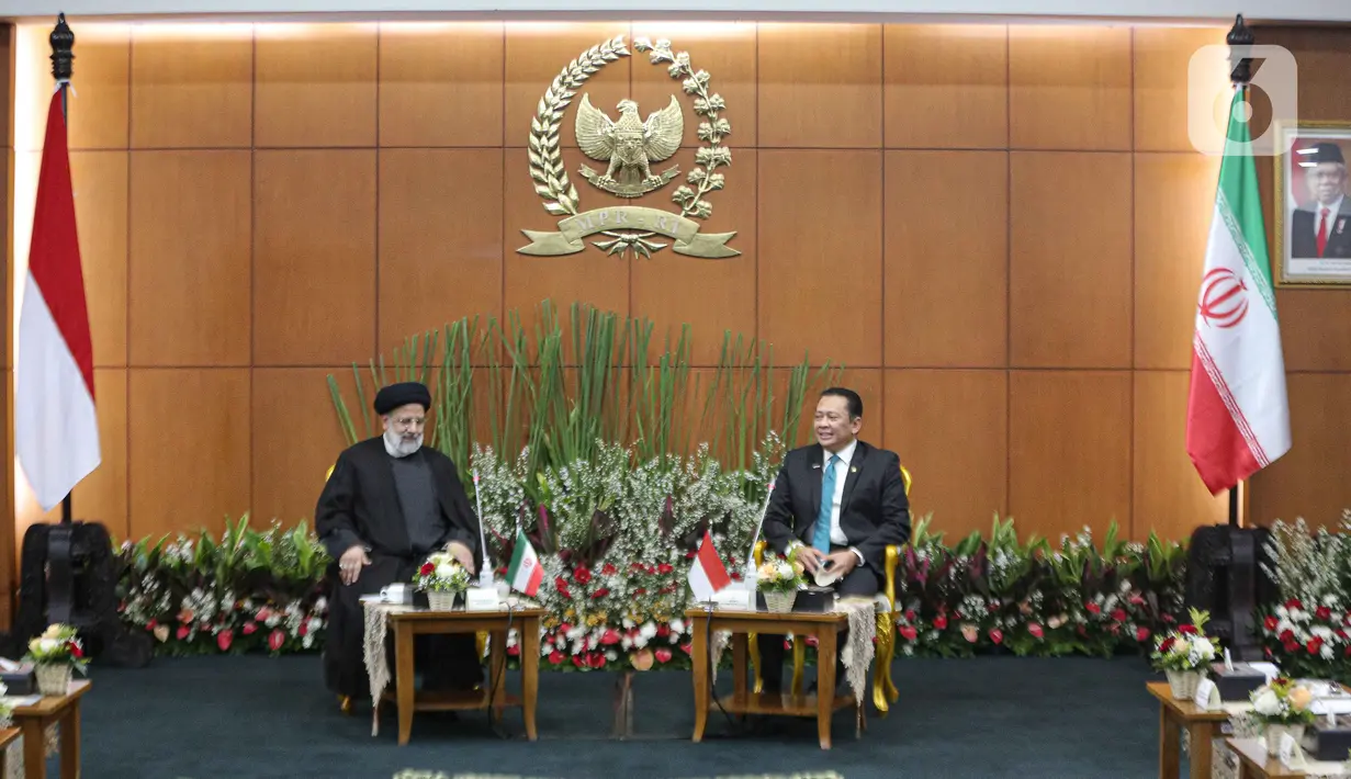 Presiden Iran, Seyed Ebrahim Raisi berbincang dengan Ketua MPR RI Bambang Soesatyo di Gedung MPR RI, Jakarta, Selasa (23/5/2023). (Liputan6.com/Faizal Fanani)