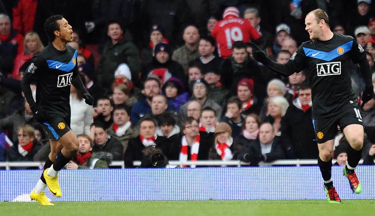 Wayne Rooney. Striker Manchester United ini mencetak gol ke-100 di Liga Inggris saat berusia 24 tahun dan 100 hari. Kala itu Setan Merah menang 3-1 atas Arsenal, 31 Januari 2010 dan Rooney mencetak 1 gol di antaranya. Hingga pensiun ia mencetak total 208 gol di Liga Inggris. (AFP/Carl De Souza)