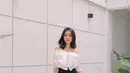 Ingin tampil cute dengan monochrome look? kombinasikan atasan seperti influencer Nikita Kusuma bisa kamu coba dengan flare pants. (Instagram/nikitakusuma).