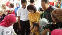 Menkes RI, Nila Moeloek pagi tadi sampai di Padang dan memantau langsung aktivitas imunisasi difteri di Padang