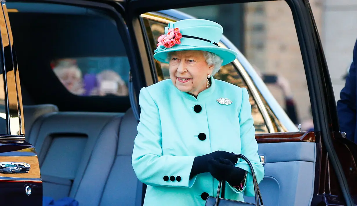Ratu Elizabeth II setibanya di pusat perbelanjaan Lexicon saat berkunjung ke Bracknell, London, Jumat (19/10). Ratu Elizabeth menghabiskan sebagian waktu siangnya untuk mengunjungi department store. (HENRY NICHOLLS/ POOL/AFP)