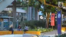 Warga menikmati suasana area Healing Garden Taman Literasi Martha Christina Tiahahu di kawasan Blok M, Jakarta Selatan, Senin (19/9/2022). Gubernur DKI Jakarta, Anies Baswedan telah meresmikan taman literasi ini pada Minggu (18/9/2022). (Liputan6.com/Magang/Aida Nuralifa)