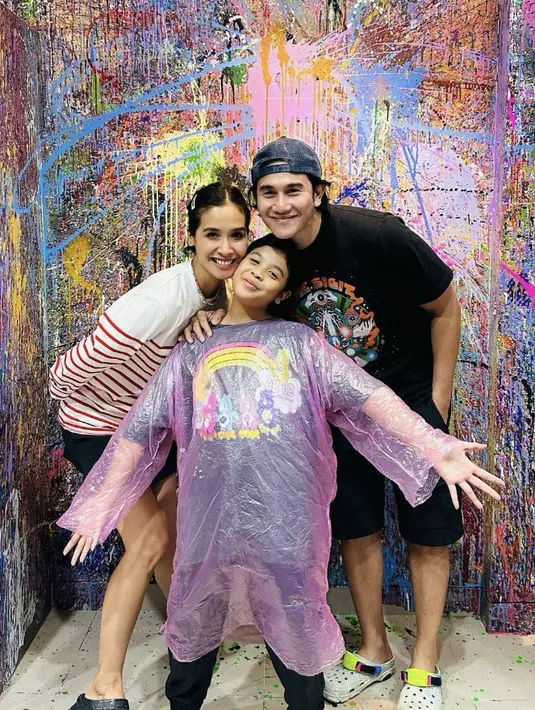 Marsha Timothy tampil sederhana namun mengenakan sepatu bergaya chunky yang penuh pernyataan. Sedangkan sang putri hadir begitu casual dengan printed t-shirt.  [Foto: Instagram/ Marsha Timothy]