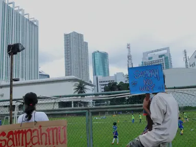  Anak - anak membawa papan bertuliskan "Sampah No Way" saat melakukan aksi bersih - bersih sampah di kawasan Pasar Festival Kuningan, Jakarta, (21/2). Kegiatan ini dalam memperingati Hari Peduli Sampah Nasional 2016. (Liputan6.com/Faisal R Syam)