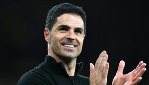 Pelatih Arsenal, Mikel Arteta, tampak bahagia setelah anak asuhnya berhasil meraih kemenangan penting saat menjamu Burnley dalam lanjutan Premier League di Emirates Stadium, Selasa (19/5/2026). (AFP/Glyn Kirk)