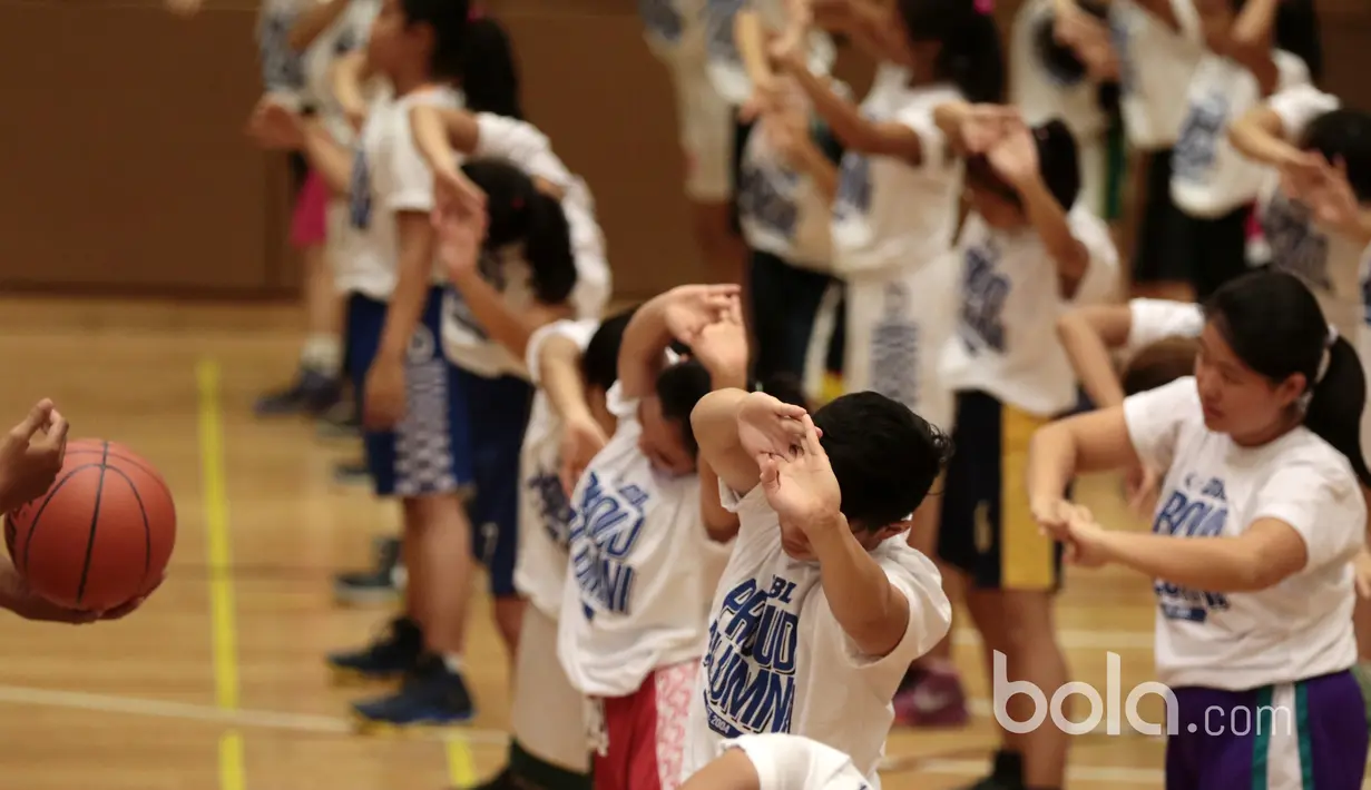 Peserta Basketball Clinic bersama DBL Academy melakukan pemanasan sebelum berlatih di Thamrin Nine, UOB Plaza, Jakarta, (7/3/2017). (Bola.com/Nicklas Hanotubun)