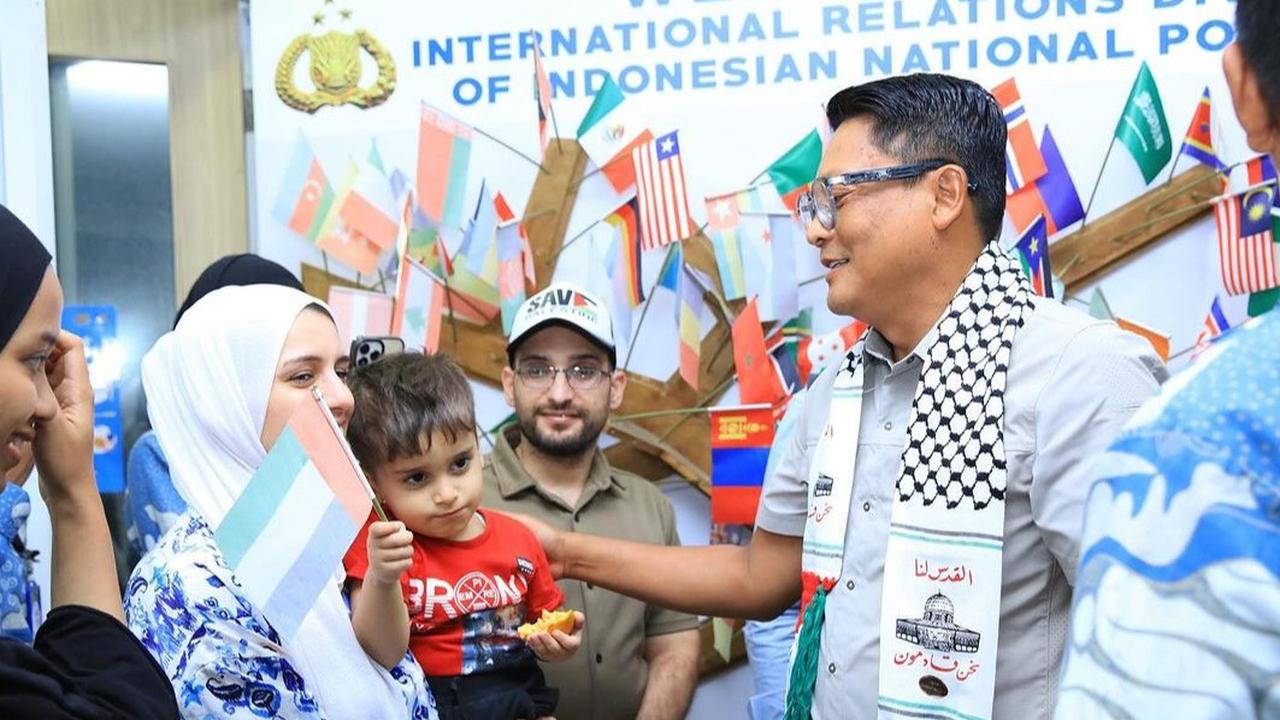 Potret Irjen Krishna Murti Bertemu Anak-Anak Palestina,