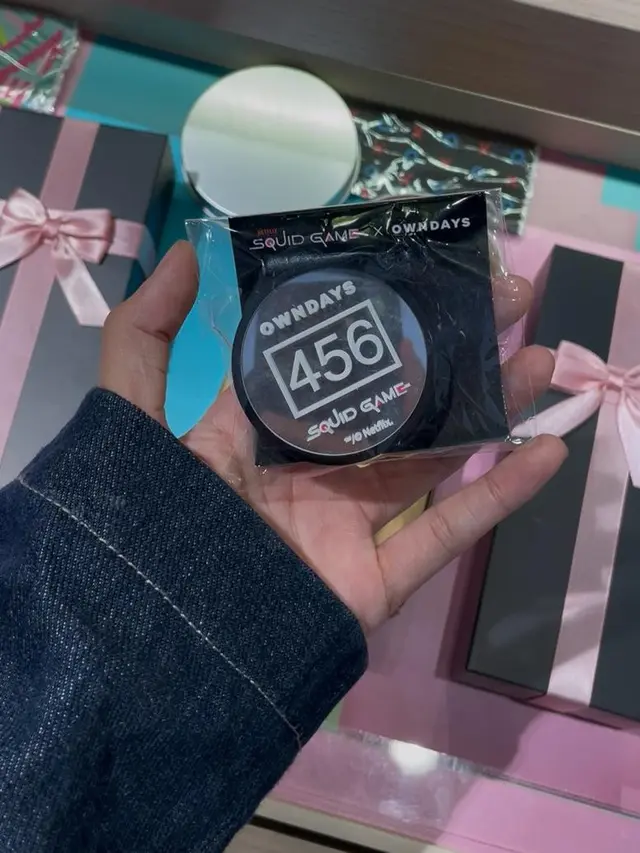 Kolaborasi Unik OWNDAYS x Squid Game, Kacamata Fashionable yang Terinspirasi dari Young Hee Doll hingga Pink Guards!