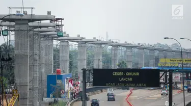 Suasana kondisi proyek pembangunan pembangunan Light Rail Transit (LRT) Cibubur, Jakarta, Senin (13/8). Pengerjaan proyek pembangunan LRT Jabodetabek meliputi tiga rute dan ditargetkan rampung pada 2019. (Liputan6.com/Faizal Fanani)