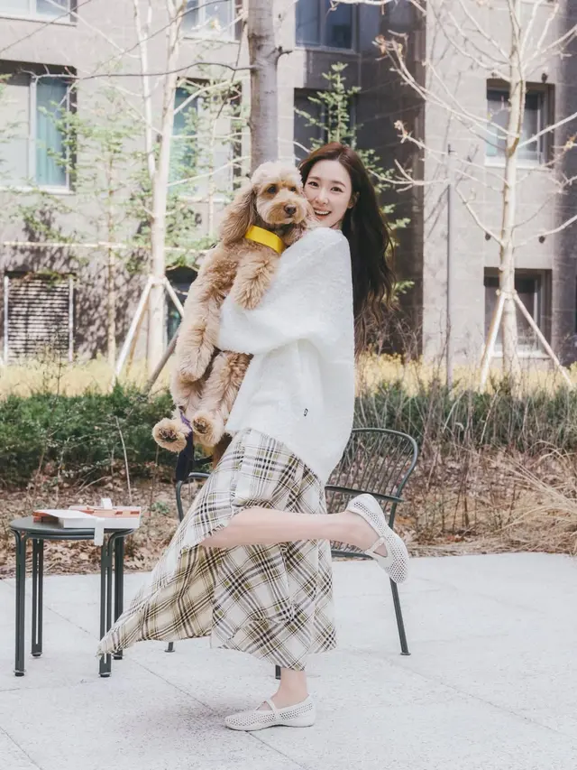 Kini Sah Jadi Suami-Istri, Gaya Couple Tiffany SNSD dan Byun Yo Han Pamer Lovestagram Bareng Anjing Kesayangan