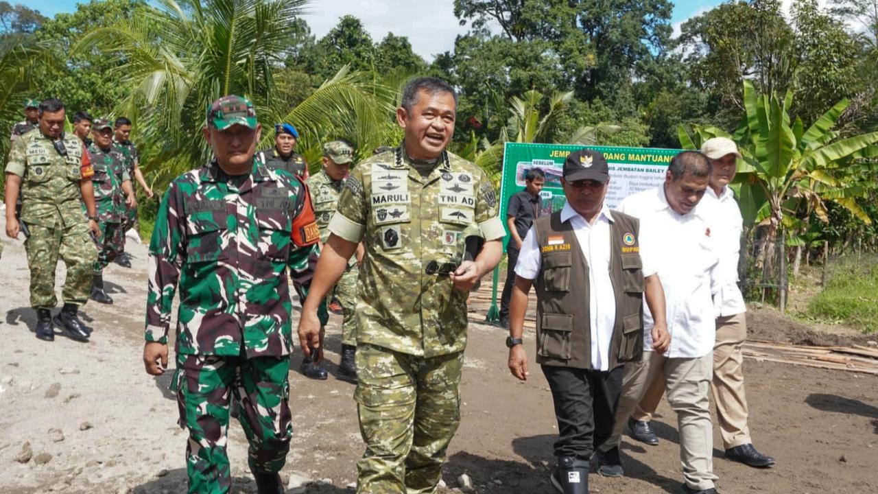 FOTO Presiden Prabowo  dan Kasad Maruli Tinjau Jembatan Darurat Pascagalodo di Sumatera Barat