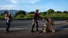 Seorang imigran Honduras mendorong kereta bayi dalam perjalanannya menuju Amerika Serikat di negara bagian Oaxaca, Meksiko, 29 Oktober 2018. Kereta dorong bayi telah menjadi barang mewah bagi para imigran dalam perjalanan mereka. (Guillermo Arias/AFP)