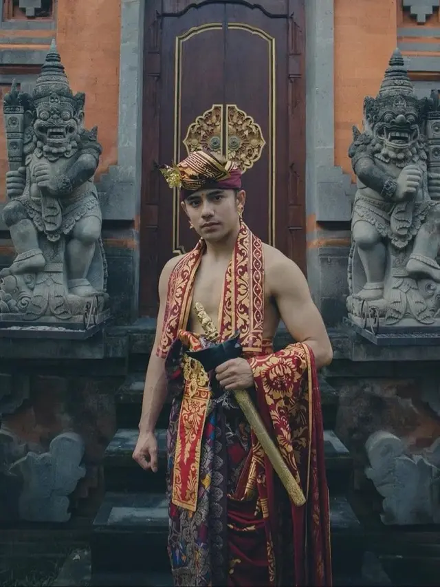 6 Gaya Riza Syah Pakai Baju Adat Bali, Dipuji Makin Tampan