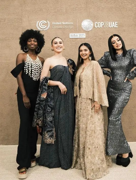 Tampilan Agnez semakin stunning dengan menyematkan selendang batik dan mengenakan bros berukuran besar warna keemasan.  [@agnezmo]