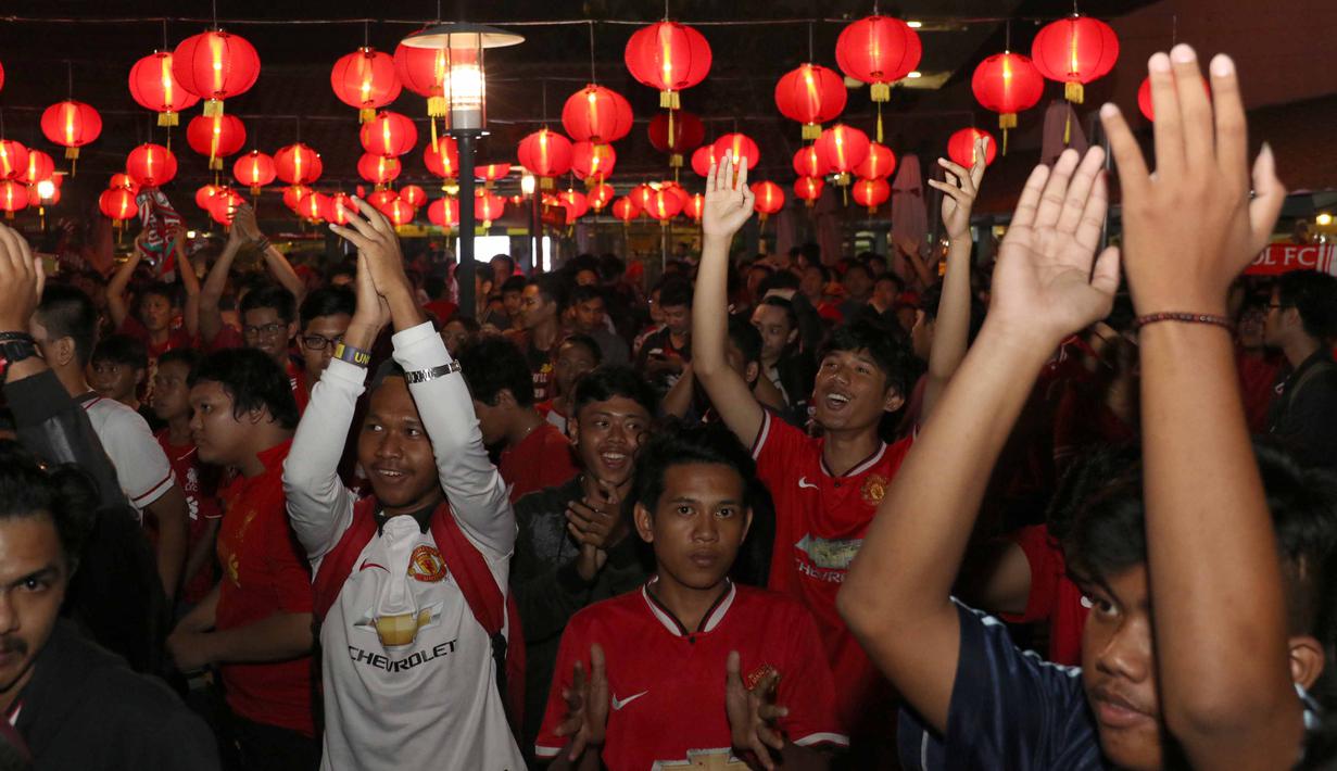 Suporter Machester United terlihat senang usai acara nonton bareng Liga Premier Inggris antara Liverpool vs Manchester United di Mall Sumarecon Bekasi, Jawa Barat, Minggu (17/1/2016). (Bola.com/Nicklas Hanoatubun)