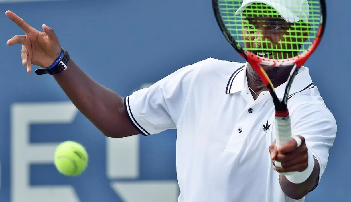 Aksi petenis putra AS, Donald Young, saat bertanding melawan petenis Prancis, Gilles Simon, di babak pertama Turnamen Tenis AS Terbuka 2015 di USTA Billie Jean King National Center, New York, AS. (AFP Photo/Jewel Samad)