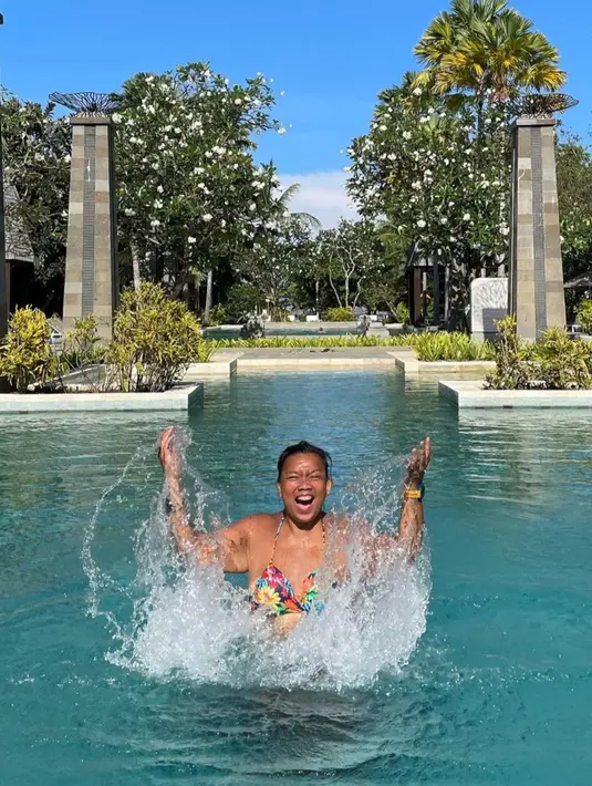 Hingga kini Tika masih rutin tampil di berbagai acara, bahkan yang terbaru, ia masih membintangi film layar lebar berjudul Ngeri Ngeri Sedap. (Liputan6.com/IG/@botikapanggabean).