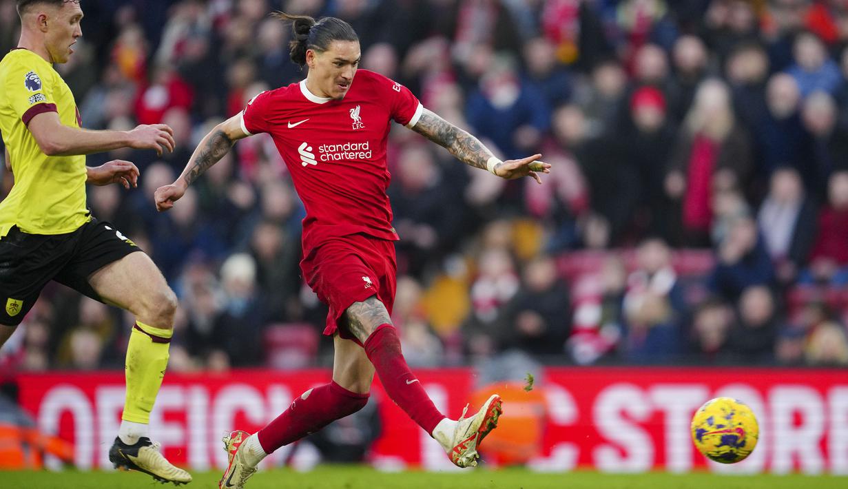 <p>Pemain Liverpool, Darwin Nunez berusaha mencetak gol ke gawang Burnley pada laga lanjutan Liga Inggris 2023/2024 di Anfield, Liverpool, Inggris, Sabtu (10/02/2024). (AP Photo/Jon Super)</p>